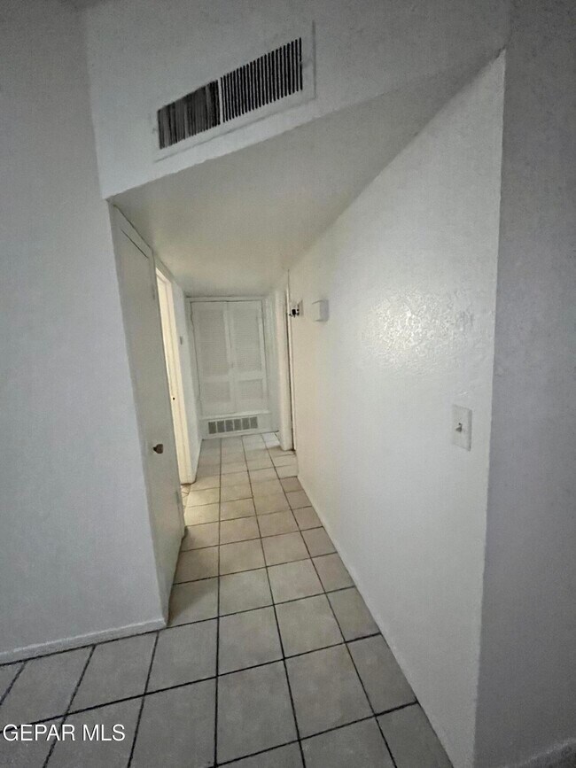 Building Photo - 5524 Oakbriar Cir