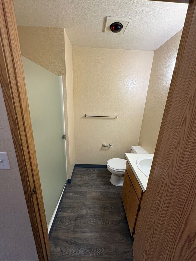 Building Photo - 00720-1096/1098 W. Regis St.