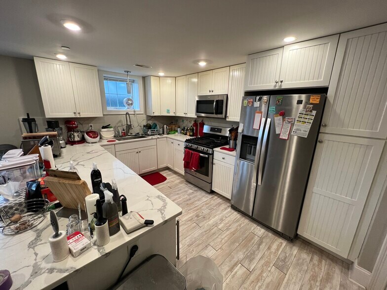 Building Photo - 118 Holland St