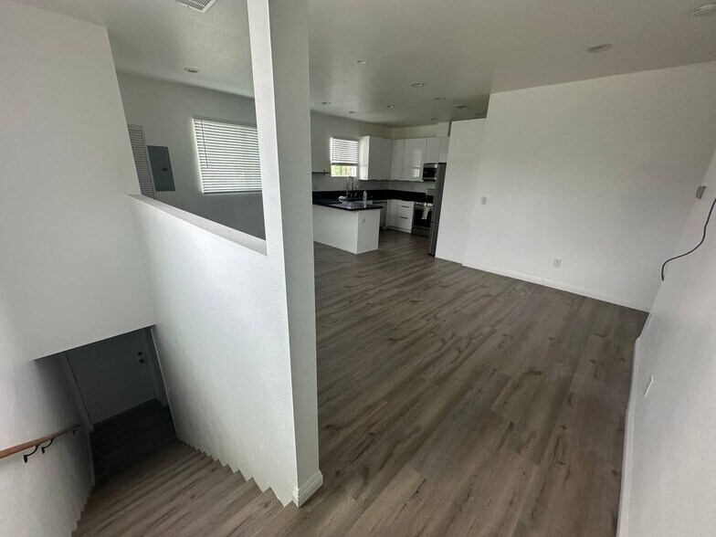 Building Photo - 15122 Burbank Blvd