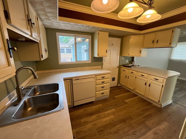 Building Photo - 3 bedroom home centrally located!