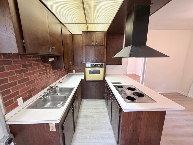 Building Photo - 605 Merrick St