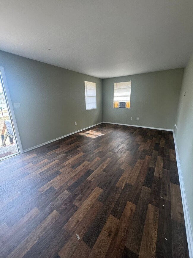 Building Photo - 907 Aelise St