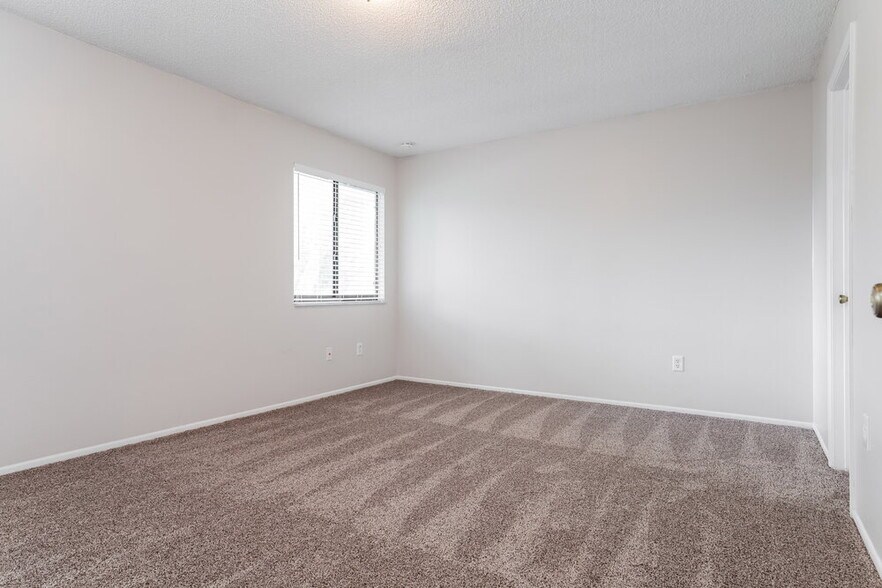 Building Photo - 402 E Springtree Way