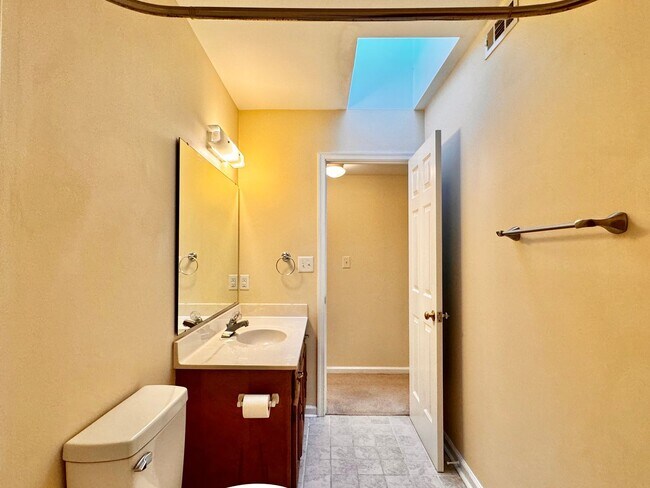 Building Photo - Close to UVA & Downtown-Don't miss this Mi...