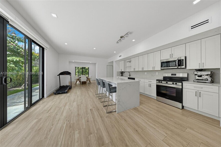 Building Photo - 180 SW 38th Ct