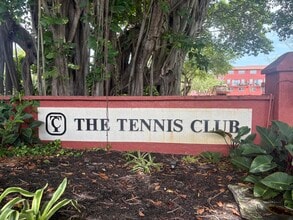 Building Photo - 680 Tennis Club Dr