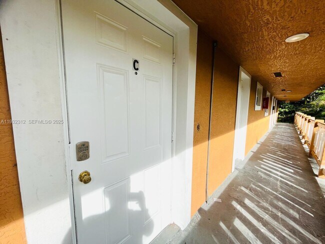 Building Photo - 608 SW 16th Ave