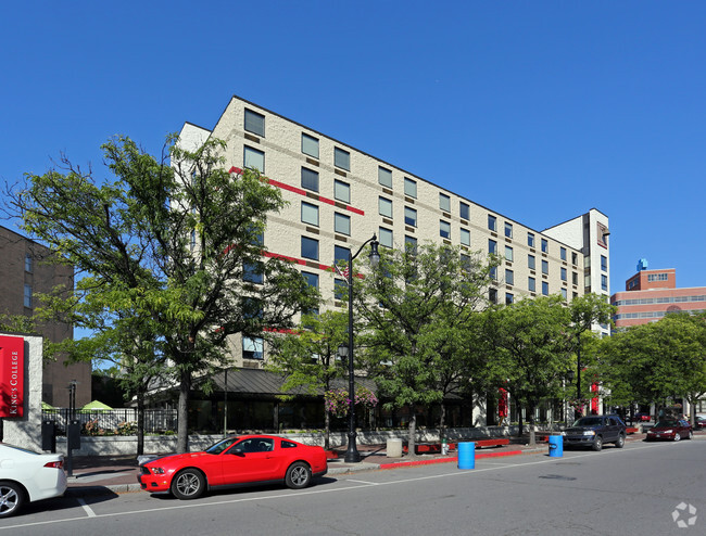 Building Photo - King's on the Square