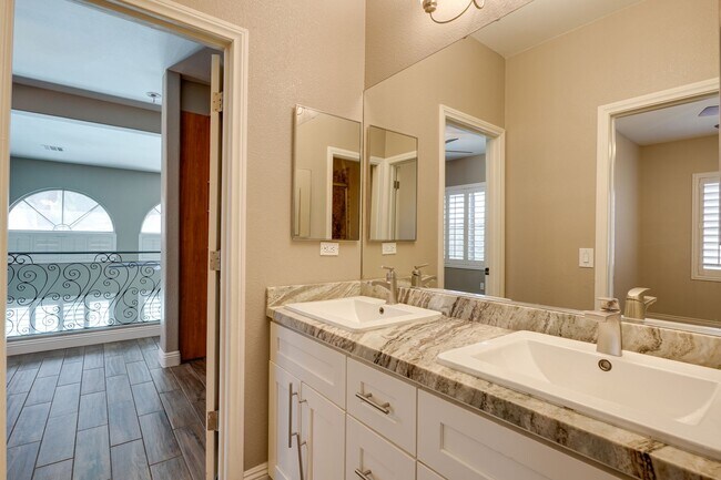 Building Photo - Luxurious 4 bd 3.5 bth Henderson Home in G...