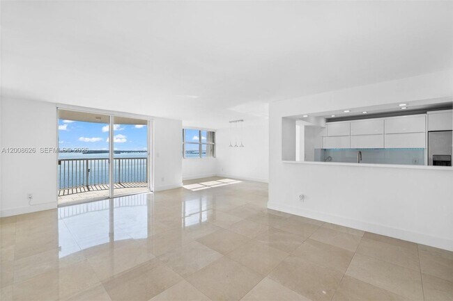 Building Photo - 1420 Brickell Bay Dr