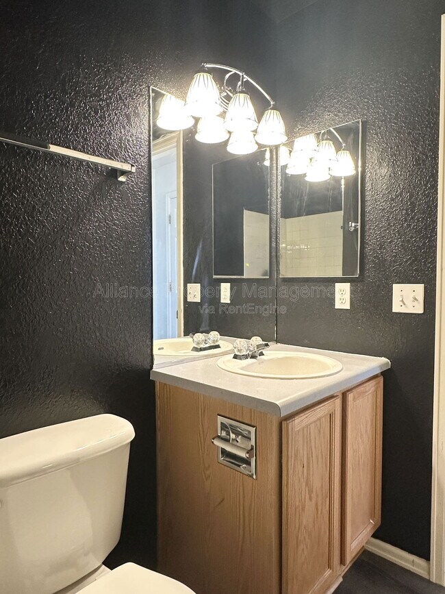 Building Photo - 6243 Riverdale Dr