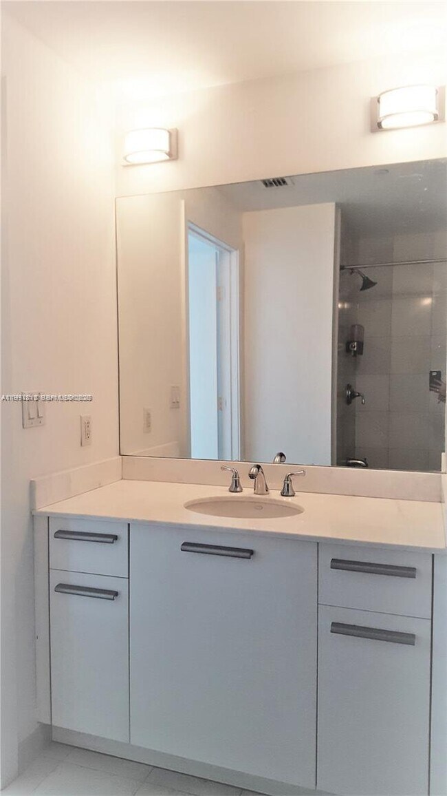 Building Photo - 1060 Brickell Ave