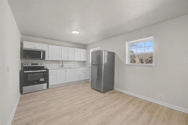 Building Photo - Fully renovated 1 bed, 1 bath apartments - Utilities Included