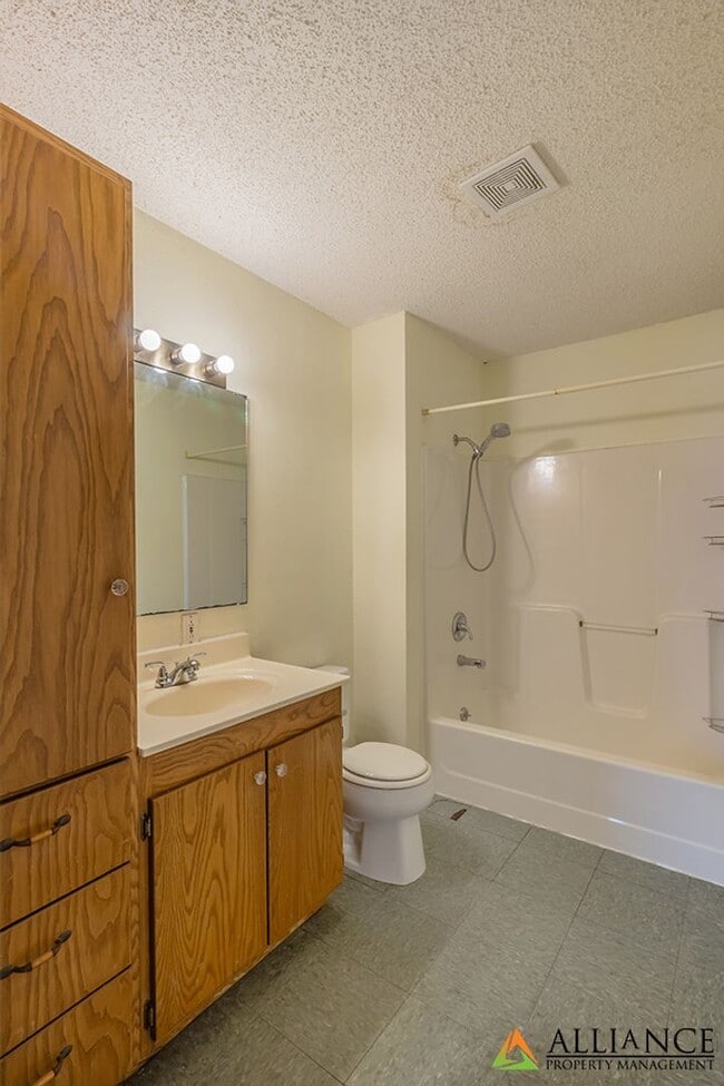 Building Photo - Spacious Rooms & Newer Carpet ~ Close to D...