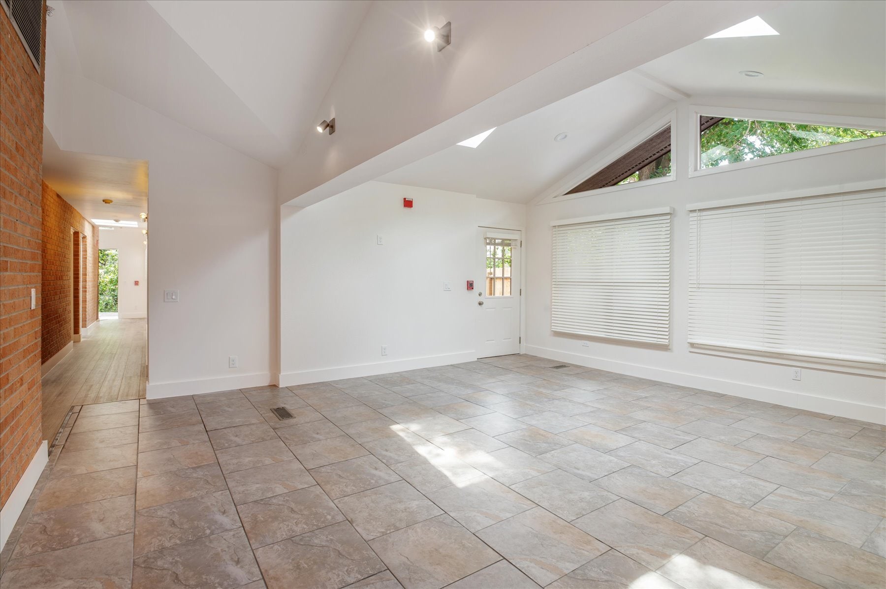 Second living area with outdoor access - 1836 19th St