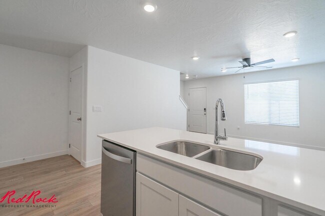 Building Photo - Dog Friendly! 3 Bedroom 2 Bathroom Townhome in Long Valley.