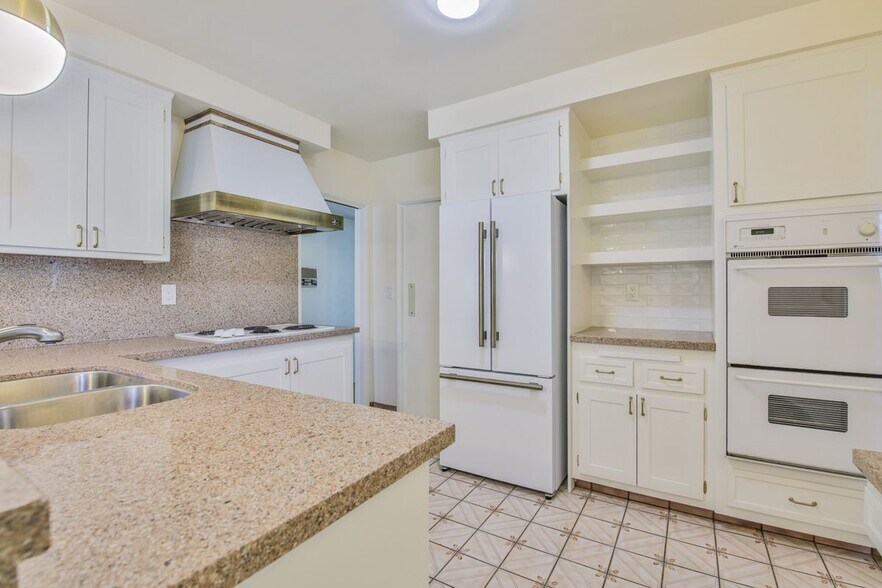 Building Photo - 3744 Pine Ave