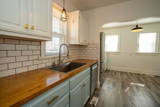 Building Photo - Updated 2 Bed, 1.5 Bath in Tulsa!