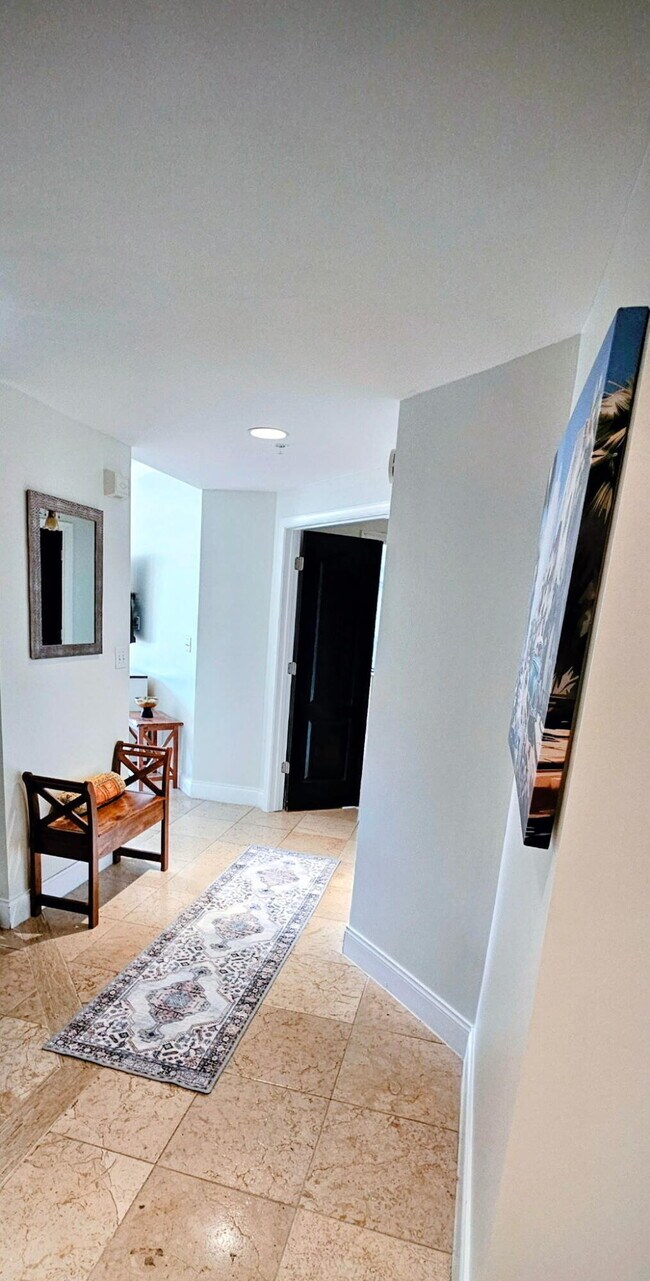 Building Photo - 300 Uno Lago Dr