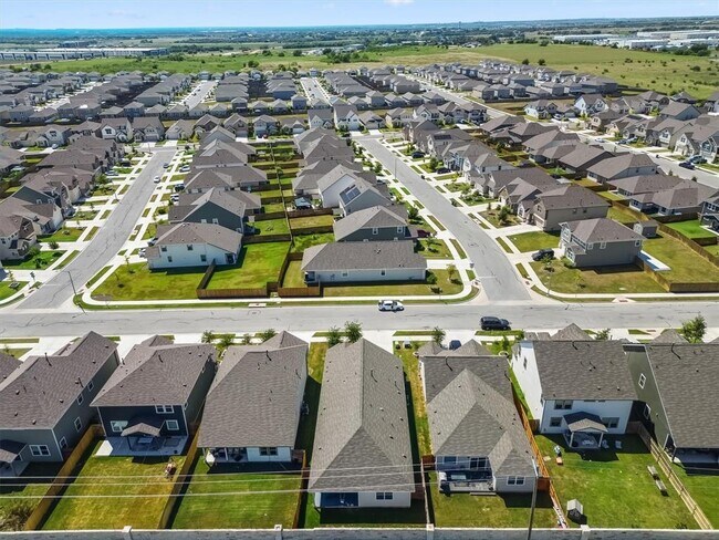 Building Photo - 905 Gray Fox Lp