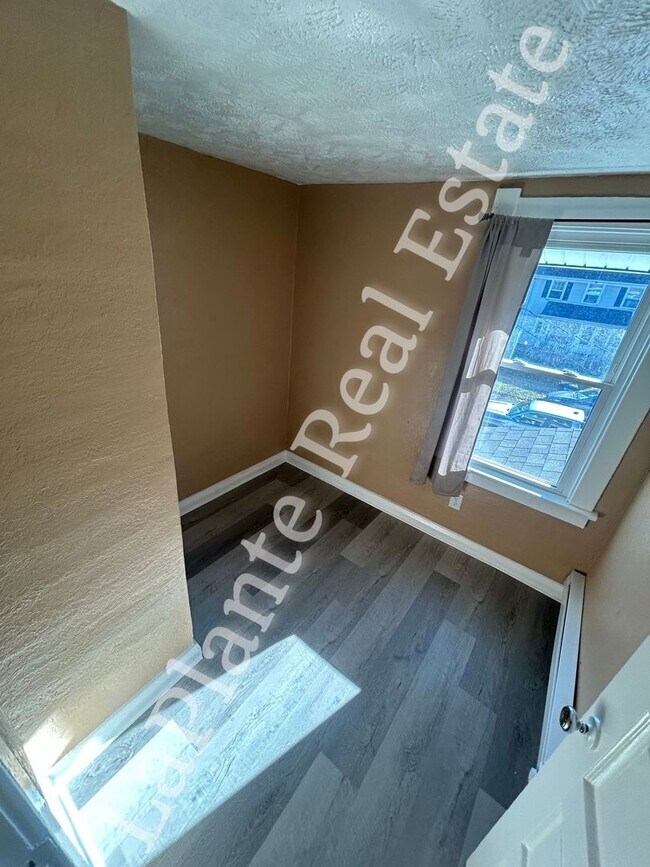 Building Photo - Charming 3-Bedroom Home with Fresh Updates in South Toledo