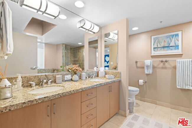 Building Photo - 13700 Marina Pointe Dr