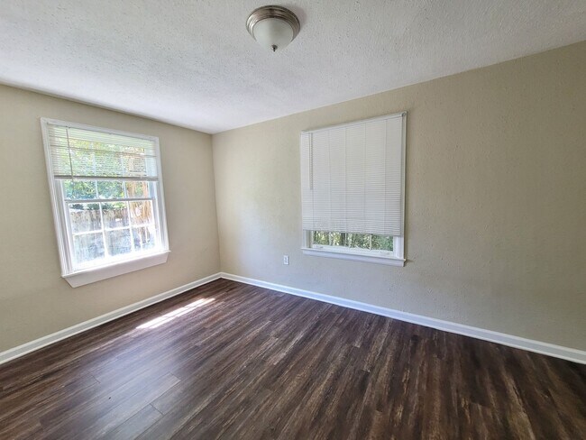 Building Photo - 307 Hermey Ave