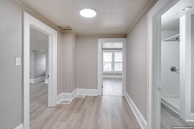 Building Photo - 702 S Commercial St