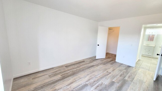 Building Photo - 2 bed/ 1 bath with a BIG Backyard in Escondido!! AVAILABLE NOW!!