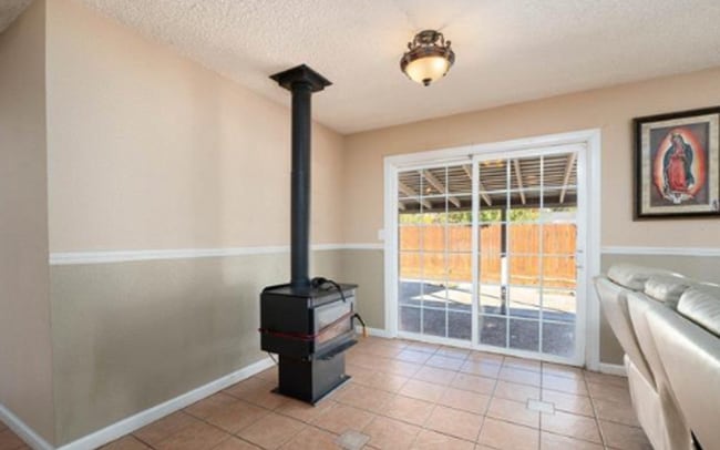 Building Photo - Up-Dated 3 Bedroom 1.5 Baths Centrally Loc...