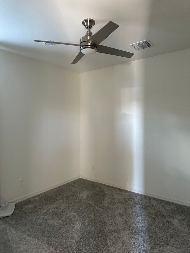 Building Photo - 3 BEDROOM HOME IN DESERT OASIS IN SURPRISE