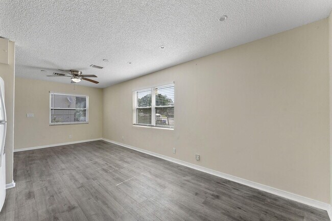 Building Photo - 1340 W 35th St