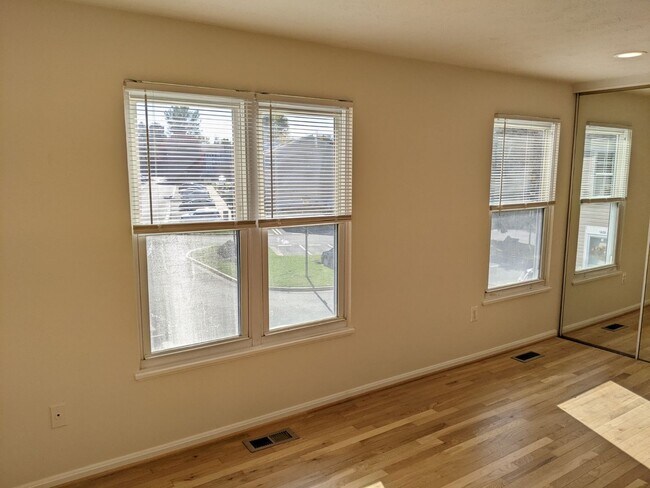 Building Photo - Renovated townhouse in established Frederick neighborhood ready now!