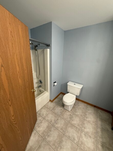 Main floor bath - 1350 Sunnydale Cir