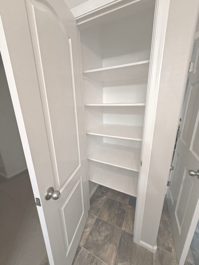 Building Photo - 1504 E Leslie Ave