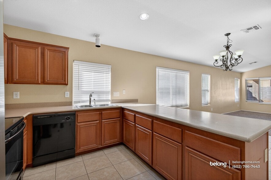 Building Photo - 5032 S Rovey Pkwy