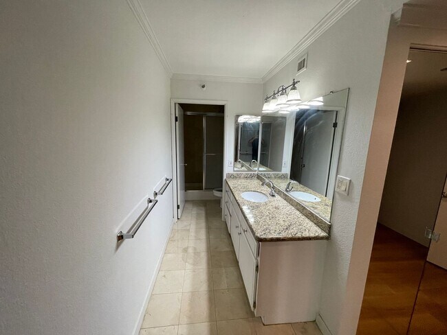 Building Photo - 600 W 9th St