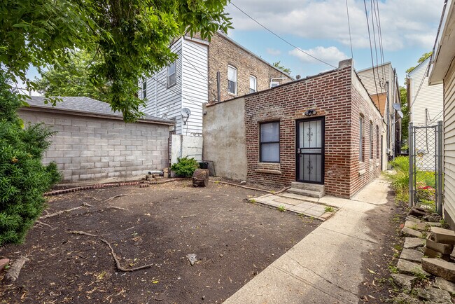 Building Photo - 2702 S Spaulding Ave