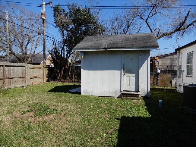 Building Photo - 320 17th Ave N
