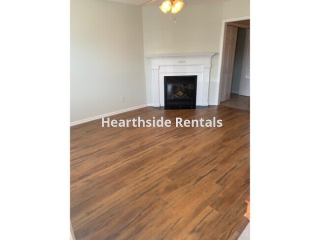 Building Photo - **2 Bedroom 1.5 Bath Townhouse Near Pitt C...