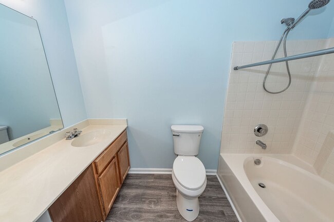 Building Photo - 4 Bedroom, 2 Bathroom Home in Park Hill Pl...