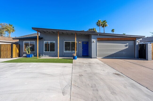Building Photo - 3733 E Dahlia Dr