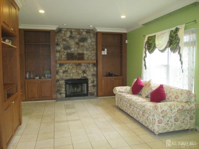 Building Photo - 103 Tived Ln E