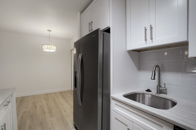 Building Photo - Updated Apartment in The Heart of Jefferson Park