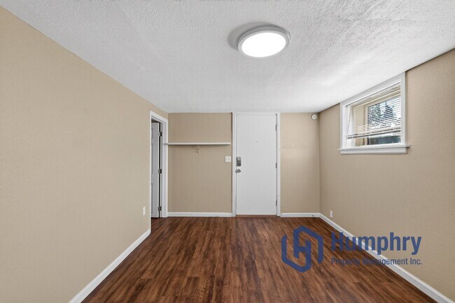Building Photo - Bottom unit of Duplex