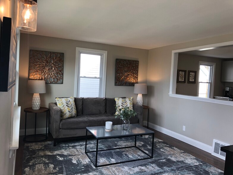 Building Photo - 1561 W 40th St