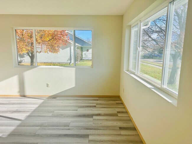 Building Photo - Warm, Spacious, New Remodeled Three Bedroom Home Available Now in Kalispell