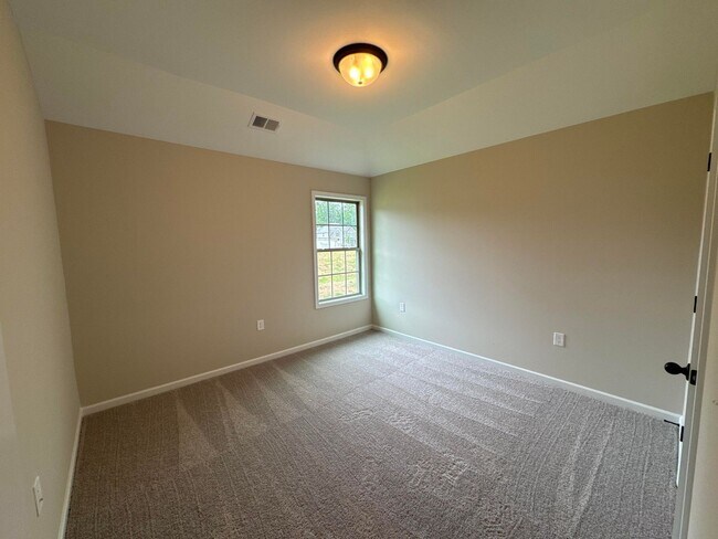 Building Photo - 5 Bedroom 3 Bathroom House