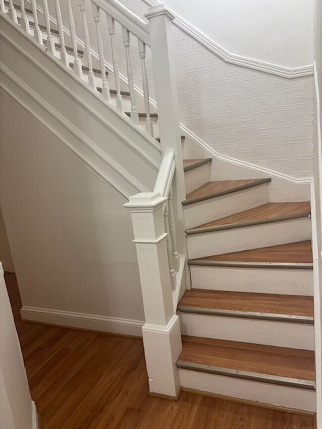 Building Photo - 3 BEDROOM 2 BATHROOM HUGE TOWNHOUSE FOR RENT IN 21216